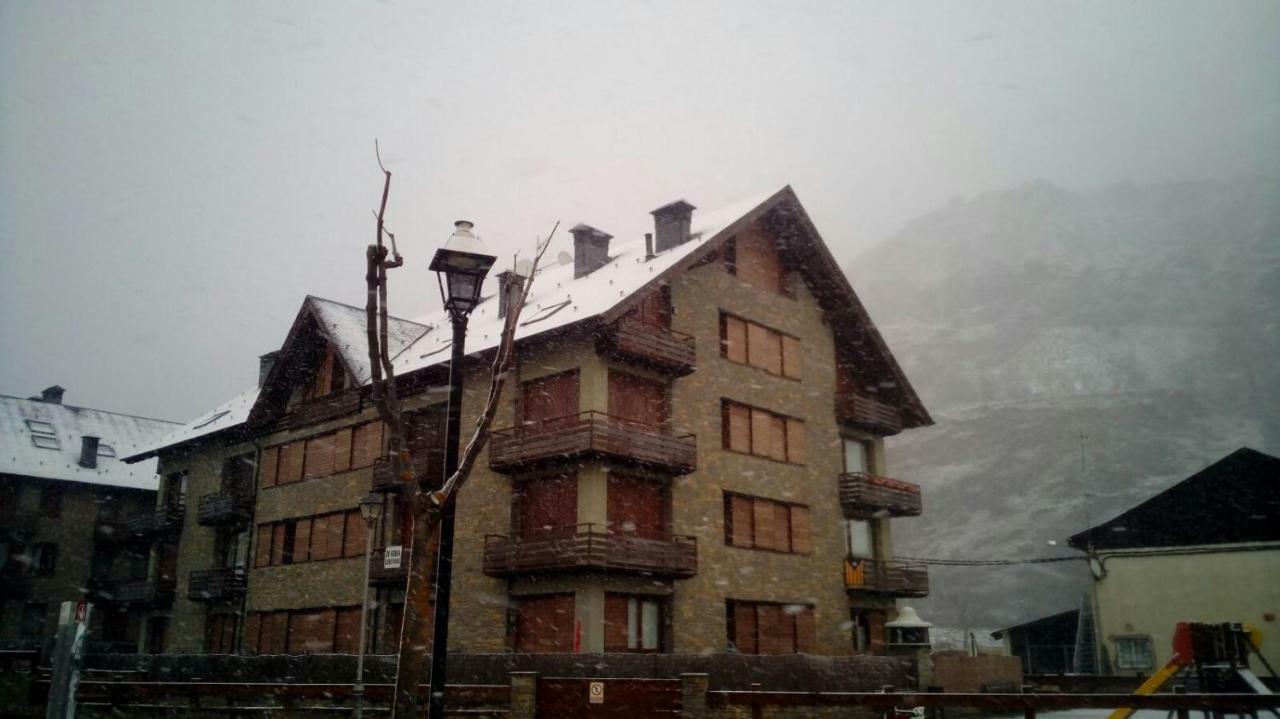 Duplex Familiar En Естери д'Анеу Екстериор снимка